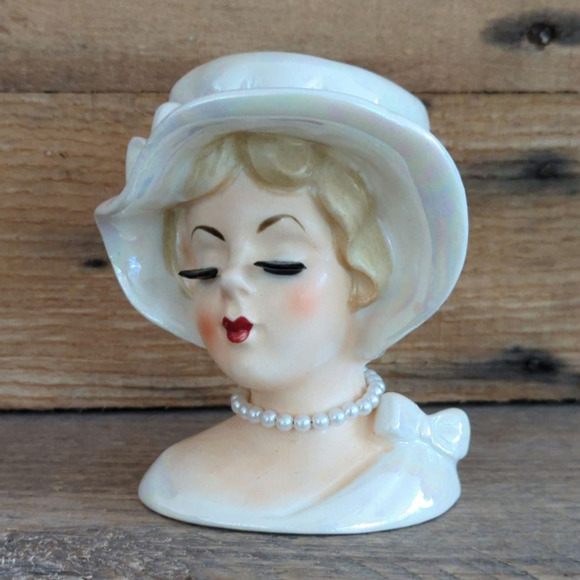 Vtg 4.25" Lefton Lady Head Vase Pearlescent White Dress and Hat Pearl Necklace - Picture 1 of 11